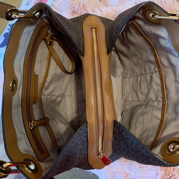 Michael Kors purse - Picture 4 of 8